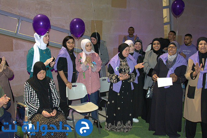 اضاءة المركز الجماهيري في جلجولية باللون البنفسجي بمناسبة اليوم العالمي لذوي الاحتياجات الخاصة